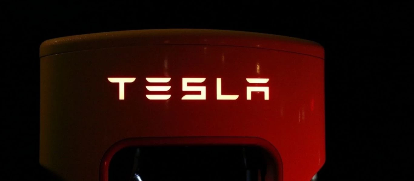 ΗΠΑ: Η Tesla ανακαλεί 54.000 οχήματα - Δεν σταματούν σε διασταυρώσεις και σε πινακίδες Stop